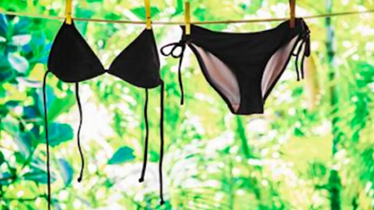 Costumi pieni di sabbia incastrata? Ecco il trucco veloce per pulirli senza rovinarli